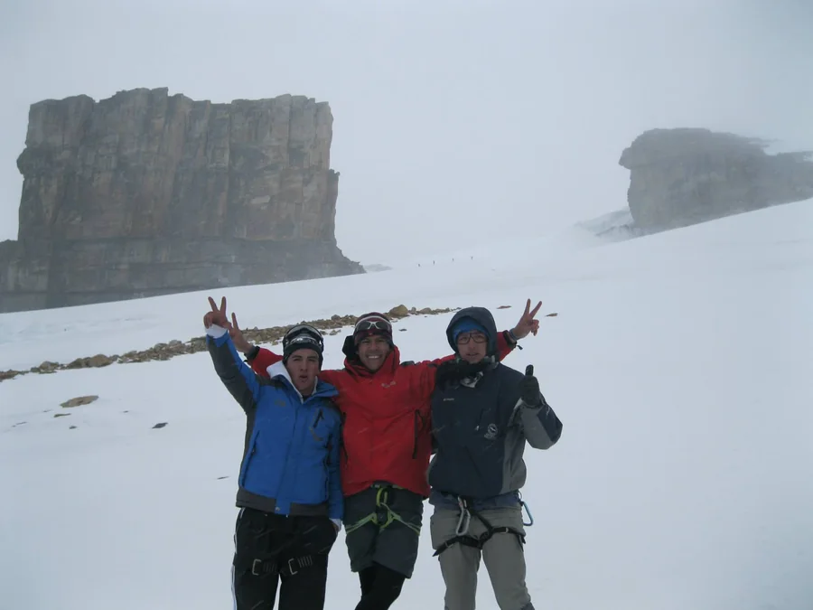 Los dos hermanos y su primo Juan Blanco sobre el glaciar, con el Púlpito del Diablo detrás, en los años en que se permitía subir a la nieve