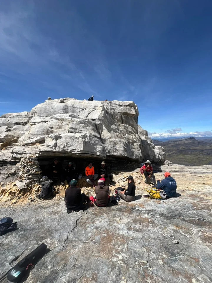 Un grupo descansando en el Divino Niño, el punto más alto accesible del sendero de Ritacuba Blanco